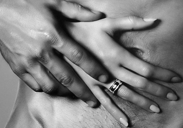 Сексуальная девушка на кровати теребит пальцами клитор и половые губы