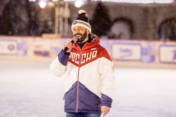 Андрей Малахов, Юлия Барановская и другие изрезали коньками Красную площадь