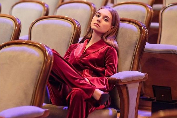 28-ЛЕТНЯЯ КРИСТИНА АСМУС В БОРДОВОМ БАРХАТЕ ПОКОРИЛА ПОКЛОННИКОВ
