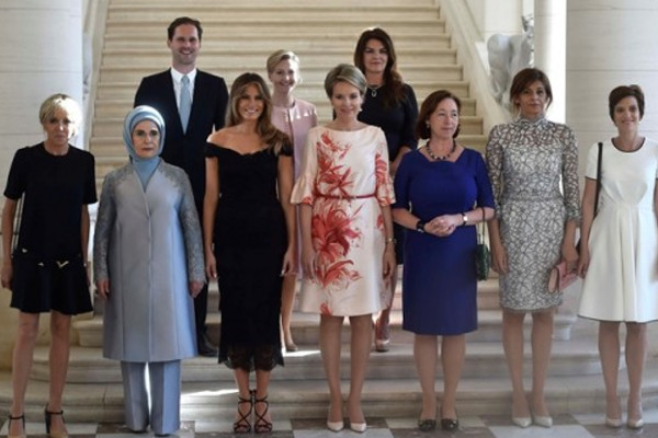 Это фотография первых леди руководителей стран НАТО – догадываетесь почему ее обсуждает весь мир?