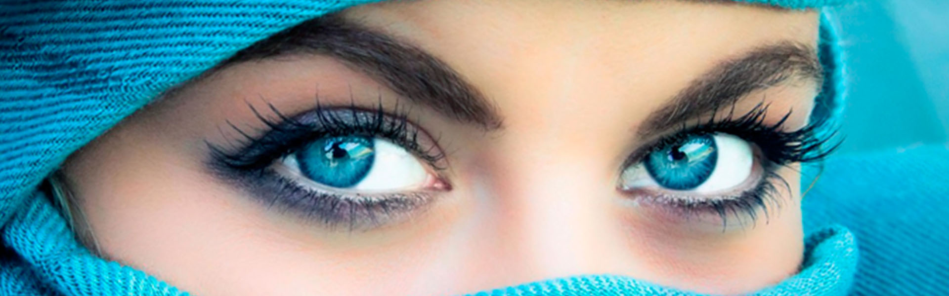 Красивые голубые женские глаза