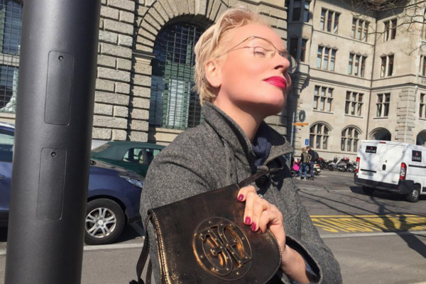 52-ЛЕТНЯЯ ЖАННА ЭПЛЕ ПОКАЗАЛА ФИГУРКУ В БИКИНИ