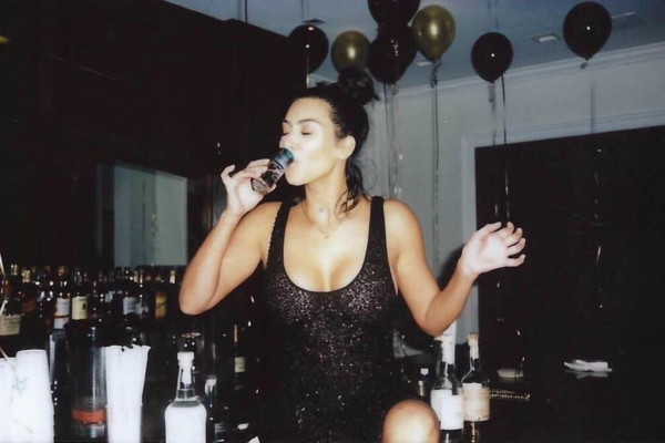 Ким Кардашьян показала новое видео в крошечном бикини и с алкоголем