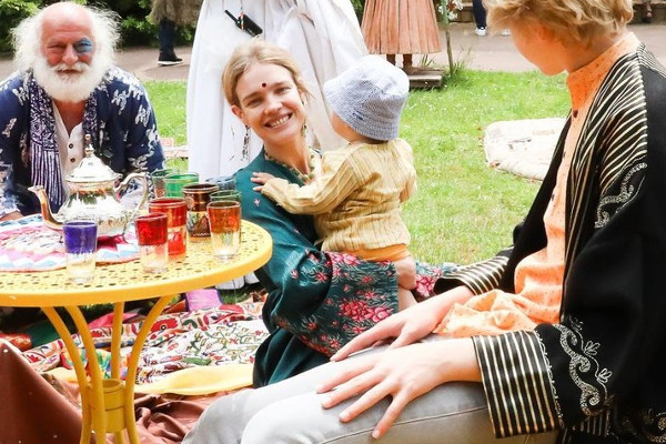 Наталья Водянова повеселилась с семьей на индийском пикнике в Париже