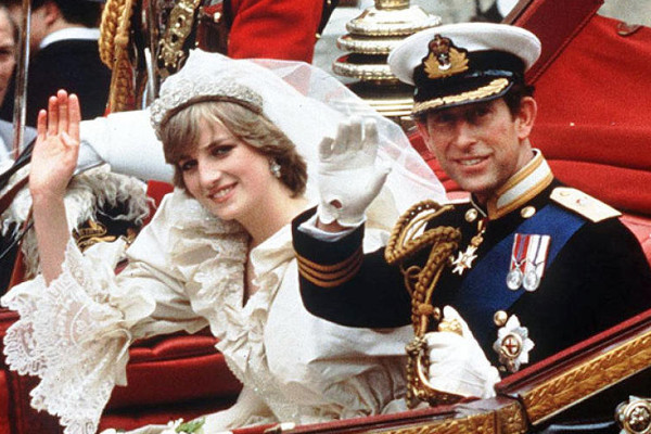 «ОН ПЛАКАЛ ВСЮ НОЧЬ ПЕРЕД СВАДЬБОЙ»: новые подробности брака принца Чарльза и принцессы Дианы