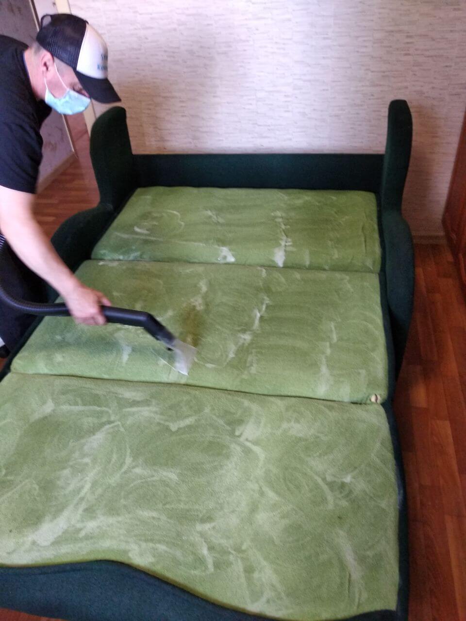 Химчистка дивана на дому в Москве от мастеров компании «StirkaKovra»